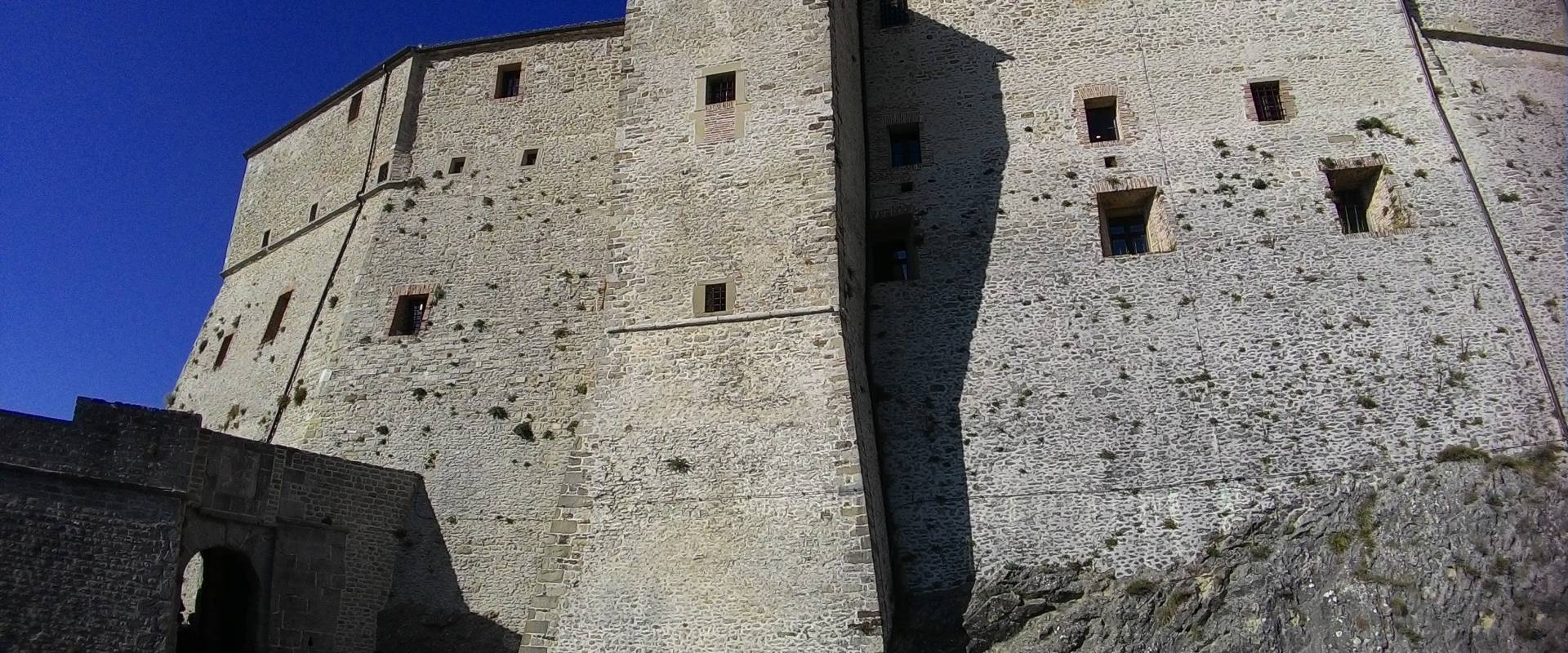 Rocca di San Leo, mura interne foto di Fringio